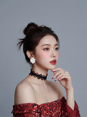 JPG 편집이미지 손 응시 여자 패션 꽃 포즈 백그라운드 앞모습 빨간색 귀걸이 촬영 회색 블라우스 턱 의료성형뷰티 스타일 편집실사 AI인물포토 AI콘텐츠 식물 시선 뷰포인트 컬러 상의 장신구 사람 신체부위 CG 파일형식 AI포토