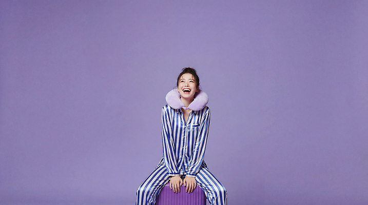 JPG 편집이미지 옷 여자 여행 백그라운드 패턴 가방 실내 표정 웃음 캐리어 보라색 줄무늬 즐거움 장면 의료성형뷰티 편집실사 AI인물포토 AI콘텐츠 잡화 감정 컬러 무늬 사람 내부 여행가방 CG 파일형식 AI포토