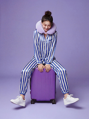 JPG 편집이미지 여행 가방 웃음 사람 앉기 캐리어 보라색 희망 줄무늬 공간 잠옷 준비 목베개 여행준비 의료성형뷰티 편집실사 AI인물포토 AI콘텐츠 잡화 옷 감정 컬러 무늬 모션 표정 여행가방 CG 파일형식 AI포토