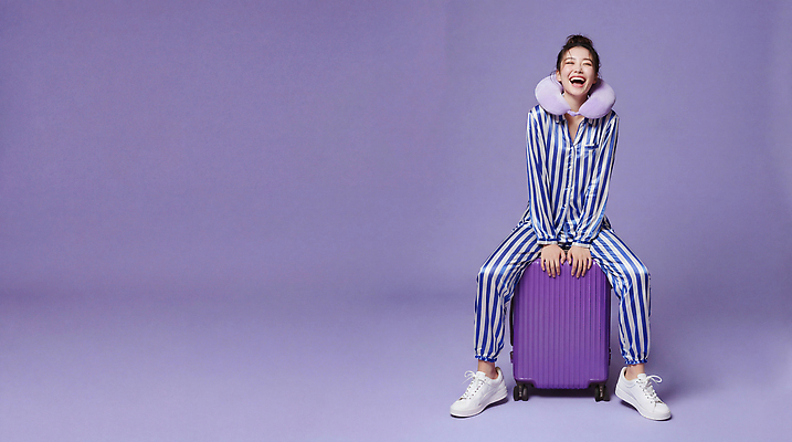 JPG 편집이미지 옷 패션 여행 백그라운드 가방 놀이 휴식 웃음 사람 앉기 캐리어 보라색 줄무늬 비행 즐거움 의료성형뷰티 스타일 편집실사 AI인물포토 AI콘텐츠 잡화 감정 컬러 컨셉 무늬 모션 표정 여행가방 CG 파일형식 AI포토