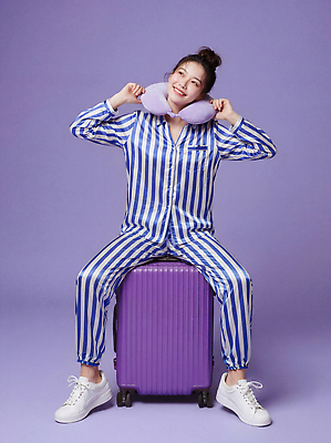 JPG 편집이미지 여자 여행 가방 휴식 웃음 앉기 캐리어 보라색 잠옷 짐 공항 오브젝트 준비 출발 목베개 의료성형뷰티 편집실사 AI인물포토 AI콘텐츠 잡화 옷 컬러 컨셉 교통시설 모션 표정 사람 여행가방 CG 파일형식 AI포토