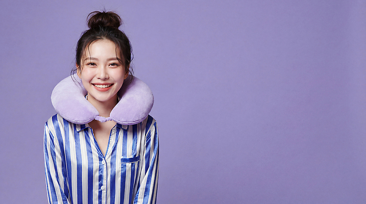 JPG 모델 편집이미지 여자 감정 여행 백그라운드 셔츠 밝음 웃음 보라색 줄무늬 편안함 상쾌 여행용품 목베개 의료성형뷰티 스타일 편집실사 AI인물포토 AI콘텐츠 컬러 상의 무늬 표정 사람 감각 CG 오브젝트 파일형식 AI포토