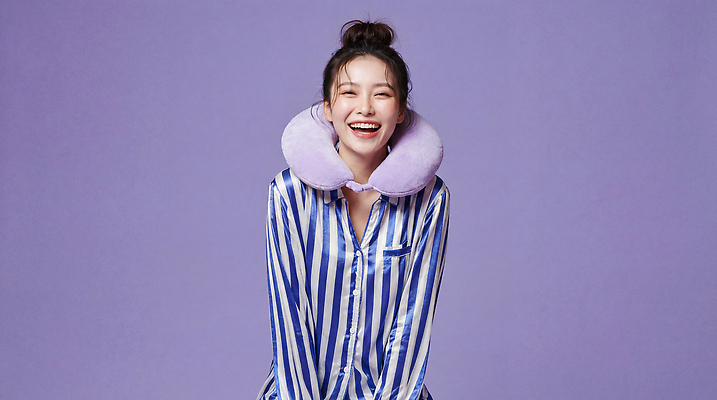 JPG 편집이미지 여자 여행 포즈 백그라운드 셔츠 휴식 대화 웃음 생활 카메라 보라색 줄무늬 편안함 일과 목베개 의료성형뷰티 스타일 편집실사 AI인물포토 AI콘텐츠 컬러 컨셉 상의 무늬 표정 말하기 사람 전자제품 감각 CG 파일형식 AI포토