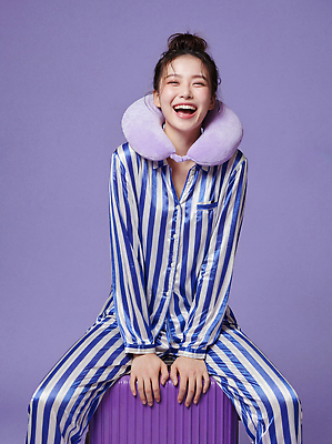 JPG 편집이미지 여자 패션 행복 여행 실내 미소 웃음 앉기 일상 캐리어 보라색 줄무늬 잠옷 편안함 목베개 의료성형뷰티 스타일 편집실사 AI인물포토 AI콘텐츠 옷 감정 컬러 무늬 모션 표정 사람 내부 라이프 여행가방 감각 CG 파일형식 AI포토