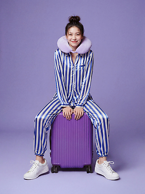 JPG 모델 편집이미지 옷 여행 패턴 가방 사람 앉기 캐주얼 여름 우주 캐리어 보라색 줄무늬 목베개 의료성형뷰티 스타일 편집실사 AI인물포토 AI콘텐츠 잡화 계절 컬러 무늬 모션 여행가방 CG 파일형식 AI포토