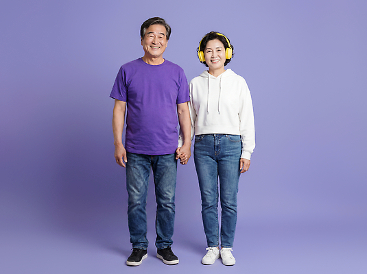 JPG 편집이미지 부부 옷 여자 남자 행복 백그라운드 티셔츠 모션 웃음 손잡기 보라색 환기구 의료성형뷰티 편집실사 AI인물포토 AI콘텐츠 커플 감정 컬러 셔츠 표정 사람 CG 환풍기 파일형식 AI포토