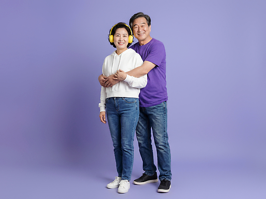 JPG 편집이미지 커플 여자 남자 행복 음악 포즈 웃음 노란색 보라색 헤드폰 청바지 의료성형뷰티 편집실사 AI인물포토 AI콘텐츠 감정 컬러 음향기기 바지 관계 문화예술 표정 사람 CG 파일형식 AI포토