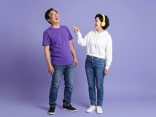 JPG 편집이미지 여자 남자 감정 포즈 백그라운드 손가락 대화 웃음 여러명 캐주얼 친구 보라색 가리킴 즐거움 의료성형뷰티 편집실사 AI인물포토 AI콘텐츠 손 옷 컬러 다수 관계 표정 말하기 사람 손짓 CG 파일형식 AI포토