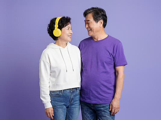 JPG 편집이미지 부부 응시 행복 감정 관계 대화 사랑 웃음 사람 일상 노란색 보라색 헤드폰 소통 의료성형뷰티 편집실사 AI인물포토 AI콘텐츠 커플 시선 컬러 음향기기 컨셉 표정 말하기 라이프 CG 파일형식 AI포토