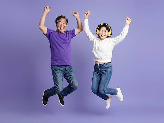 JPG 편집이미지 여자 남자 행복 감정 백그라운드 가족 모션 표정 웃음 사람 점프 보라색 즐거움 소통 의료성형뷰티 편집실사 AI인물포토 AI콘텐츠 컬러 컨셉 관계 CG 파일형식 AI포토