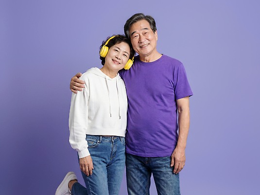 JPG 편집이미지 할아버지 할머니 포즈 백그라운드 티셔츠 가족 함께함 사랑 웃음 노부부 보라색 사진촬영 헤드폰 의료성형뷰티 편집실사 AI인물포토 AI콘텐츠 부부 여자 노년 남자 감정 컬러 음향기기 컨셉 셔츠 관계 표정 촬영 CG 파일형식 AI포토