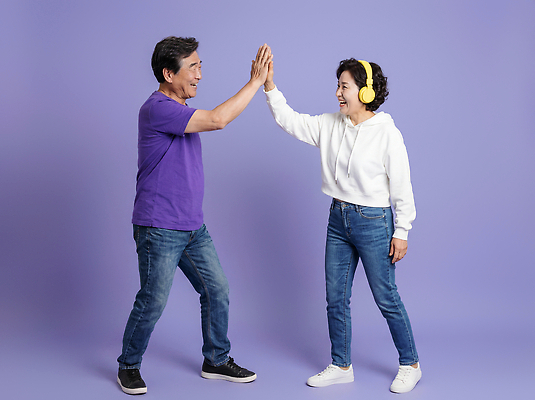 JPG 편집이미지 손 여자 남자 행복 음악 백그라운드 프로포즈 모션 대화 웃음 사람 보라색 만남 시간 즐거움 의료성형뷰티 편집실사 AI인물포토 AI콘텐츠 감정 컬러 컨셉 문화예술 표정 말하기 신체부위 CG 파일형식 AI포토