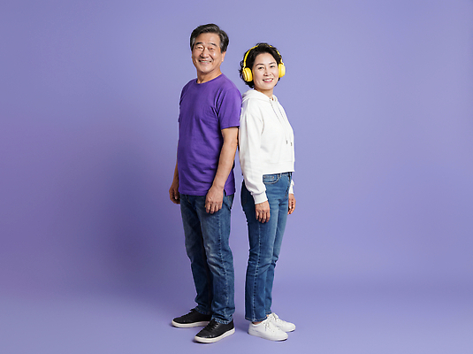 JPG 편집이미지 부부 옷 여자 남자 음악 백그라운드 티셔츠 모션 대화 웃음 친구 노란색 보라색 헤드폰 후드티셔츠 의료성형뷰티 편집실사 AI인물포토 AI콘텐츠 커플 컬러 음향기기 셔츠 관계 문화예술 표정 말하기 사람 CG 파일형식 AI포토