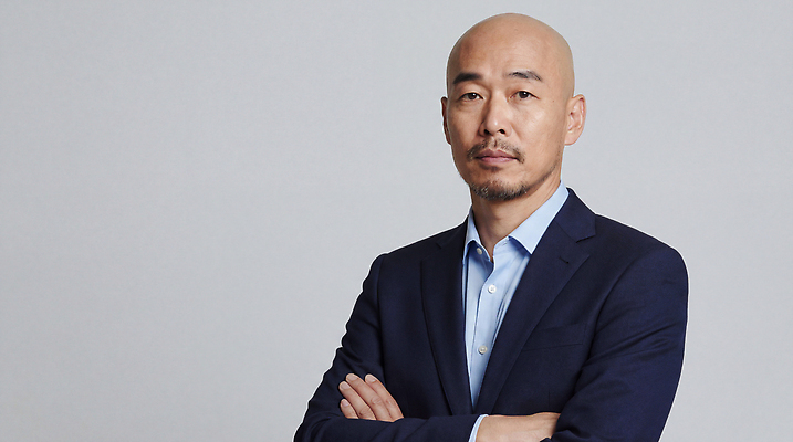 JPG 편집이미지 남자 포즈 비즈니스 표정 서기 정장 팔짱 의료성형뷰티 스타일 편집실사 AI인물포토 AI콘텐츠 옷 모션 사람 CG 파일형식 AI포토