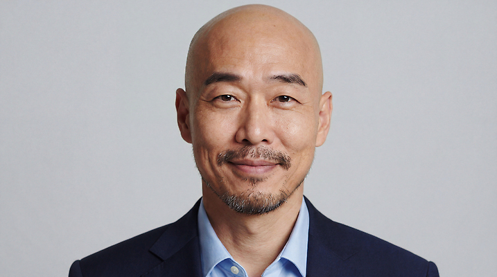 JPG 편집이미지 직업 남자 얼굴 포즈 백그라운드 표정 미소 정장 카메라 촬영 자신감 눈길 의료성형뷰티 편집실사 옷 감정 길 눈_날씨 사람 신체부위 전자제품 CG 파일형식