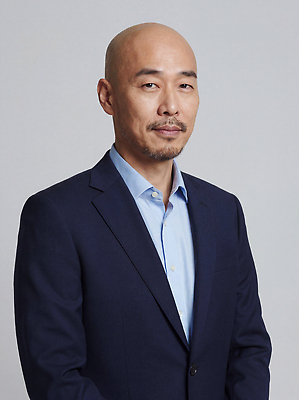 JPG 편집이미지 시선 남자 얼굴 포즈 백그라운드 비즈니스 사람 정장 카메라 단순화된 의료성형뷰티 스타일 편집실사 옷 신체부위 전자제품 CG 파일형식