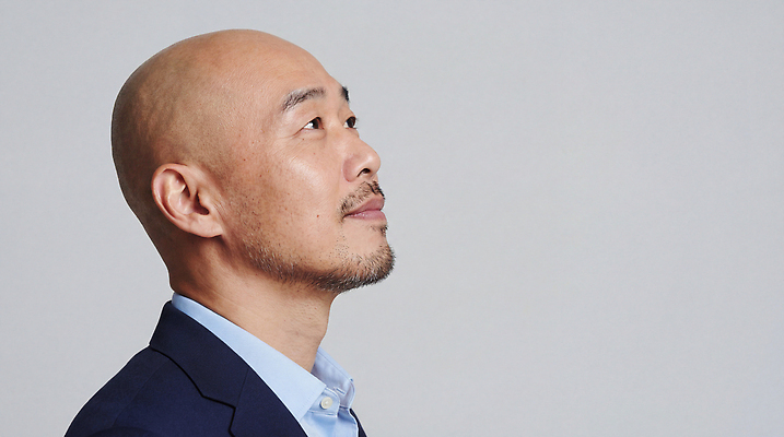 JPG 편집이미지 응시 남자 백그라운드 생각 모션 표정 사람 정장 집중 위치 위 의료성형뷰티 편집실사 AI인물포토 AI콘텐츠 시선 옷 컨셉 방향 CG 파일형식 AI포토