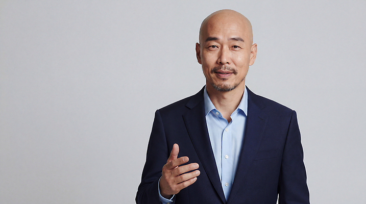 JPG 편집이미지 손 남자 얼굴 포즈 비즈니스 직장 실내 표정 대화 미소 정장 손짓 카메라 자신감 의료성형뷰티 편집실사 옷 감정 회사 모션 말하기 사람 내부 신체부위 전자제품 CG 파일형식