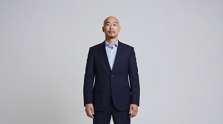 JPG 편집이미지 옷 남자 중년 포즈 비즈니스 한국 실내 정장 단정 의료성형뷰티 편집실사 AI인물포토 AI콘텐츠 아시아 컨셉 사람 성인 내부 CG 파일형식 AI포토