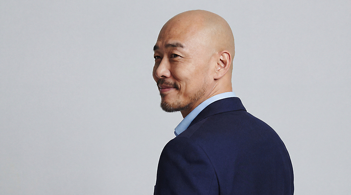 JPG 편집이미지 남자 포즈 백그라운드 비즈니스 실내 미소 웃음 정장 카메라 자신감 전문직 군중 의료성형뷰티 스타일 편집실사 AI인물포토 AI콘텐츠 직업 옷 감정 표정 사람 내부 전자제품 CG 파일형식 AI포토