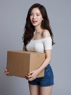 JPG 편집이미지 손 옷 여자 포즈 모션 회색배경 표정 미소 일상 청춘 상자 카메라 청바지 오브젝트 의료성형뷰티 편집실사 AI인물포토 AI콘텐츠 백그라운드 컨셉 바지 사람 라이프 신체부위 전자제품 회색 CG 파일형식 AI포토