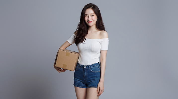 JPG 모델 편집이미지 손 옷 여자 포즈 백그라운드 티셔츠 스튜디오 미소 사람 상자 촬영 청바지 의료성형뷰티 편집실사 AI인물포토 AI콘텐츠 셔츠 바지 표정 신체부위 CG 파일형식 AI포토