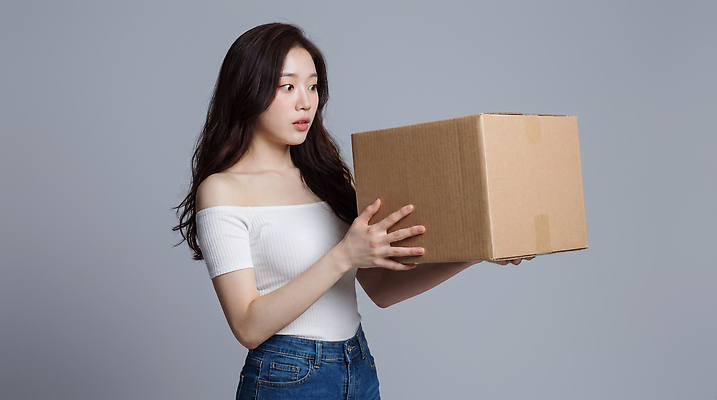 JPG 편집이미지 손 여자 이동 상의 포장 회색배경 날씨 실내 표정 상자 놀람 청바지 상품 오브젝트 주문 의료성형뷰티 편집실사 AI인물포토 AI콘텐츠 옷 감정 백그라운드 컨셉 바지 사람 내부 신체부위 회색 CG 파일형식 AI포토