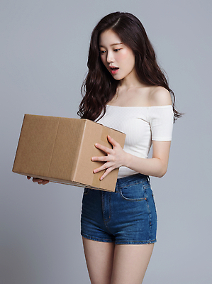 JPG 편집이미지 손 여자 포즈 상의 포장 모션 실내 대화 상자 놀람 공간 청바지 표현 수납 의료성형뷰티 편집실사 AI인물포토 AI콘텐츠 옷 감정 바지 표정 말하기 사람 내부 신체부위 CG 파일형식 AI포토