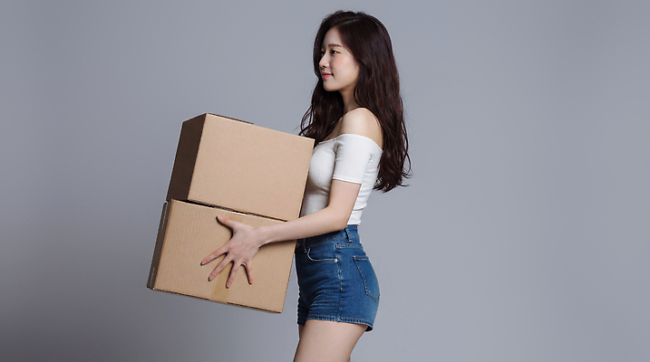 JPG 모델 편집이미지 손 옷 여자 포즈 백그라운드 티셔츠 스튜디오 사람 상자 촬영 무대 청바지 프레젠테이션 의료성형뷰티 편집실사 AI인물포토 AI콘텐츠 셔츠 바지 신체부위 CG 파일형식 AI포토