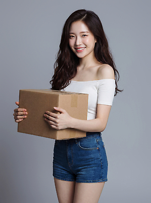 JPG 모델 편집이미지 헤어스타일 손 옷 여자 포즈 실내 미소 웃음 일상 상자 촬영 분위기 의료성형뷰티 편집실사 AI인물포토 AI콘텐츠 컨셉 표정 사람 내부 라이프 신체부위 CG 파일형식 AI포토