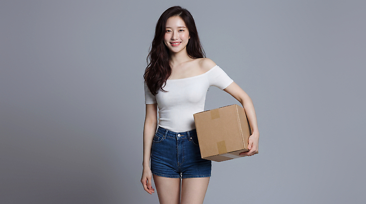 JPG 편집이미지 손 여자 미소 쇼핑 상자 카메라 청바지 상품 배송 소포 의료성형뷰티 편집실사 AI인물포토 AI콘텐츠 바지 표정 사람 신체부위 전자제품 CG 파일형식 AI포토