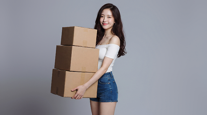 JPG 모델 편집이미지 여자 포즈 백그라운드 모션 스튜디오 웃음 캐주얼 상자 촬영 짐 청바지 상업 의료성형뷰티 편집실사 AI인물포토 AI콘텐츠 옷 바지 표정 사람 CG 파일형식 AI포토