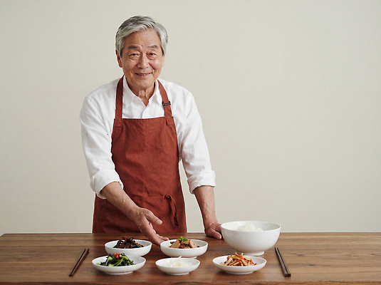 JPG 편집이미지 전통 한식 음식 채소 재료 탁자 반찬 김치 요리 미소 주방 요리사 식사 배추 간장 의료성형뷰티 편집실사 AI인물포토 AI콘텐츠 직업 가구 표정 양념 CG 파일형식 AI포토