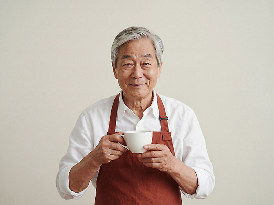 JPG 편집이미지 손 남자 여유 커피 셔츠 미소 일상 주방 앞치마 다정 시간 커피잔 의료성형뷰티 편집실사 AI인물포토 AI콘텐츠 감정 음료 컨셉 상의 잔 표정 사람 라이프 신체부위 CG 파일형식 AI포토