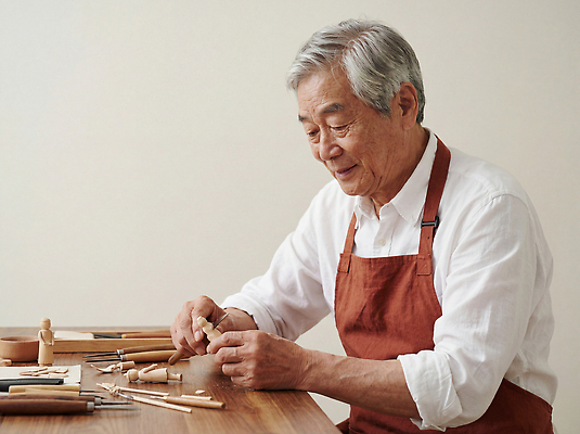 JPG 나무 편집이미지 노년 예술 인형 조각 탁자 도구 작업 제조 집중 나무조각 수공예 손재주 의료성형뷰티 편집실사 AI인물포토 AI콘텐츠 식물 가구 컨셉 성인 목재 공예 CG 파일형식 AI포토