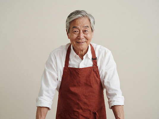 JPG 편집이미지 전통 노년 남자 문화 음식 재료 가족 요리 웃음 주방 앞치마 청결 고객 준비 단순화된 의료성형뷰티 편집실사 AI인물포토 AI콘텐츠 관계 표정 사람 성인 위생 CG 파일형식 AI포토