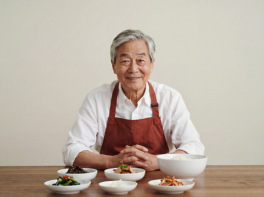 JPG 편집이미지 할아버지 남자 한식 가족 식탁 주방용품 반찬 요리 주방 식사 전통음식 맛 조리복 의료성형뷰티 편집실사 전통 노년 음식 생활용품 컨셉 유니폼 관계 탁자 사람 CG 파일형식