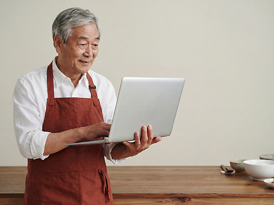 JPG 편집이미지 그릇 노년 가족 모션 기술 요리 웃음 노트북 주방 스크린 도구 연결 집중 소통 의료성형뷰티 편집실사 AI인물포토 AI콘텐츠 식기 컨셉 관계 표정 성인 전자제품 CG 파일형식 AI포토