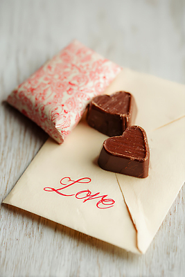 JPG 나무 편집이미지 감정 탁자 디저트 발렌타인데이 선물 사랑 일상 초콜릿 로맨틱 하트 달콤 편지 포장지 편집실사 AI포토 AI콘텐츠 모양 식물 음식 가구 컨셉 포장 데이이벤트 라이프 맛 CG 파일형식