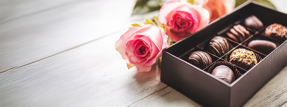 JPG 편집이미지 기념일 꽃 탁자 디저트 발렌타인데이 사탕 선물 사랑 이벤트 상자 장미 초콜릿 로맨틱 생일 준비 향기 카피스페이스 편집실사 AI포토 AI콘텐츠 식물 감정 음식 가구 컨셉 데이이벤트 공백 CG 냄새 파일형식