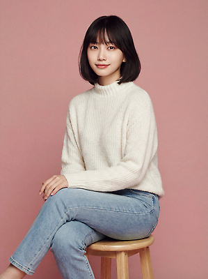 JPG 모델 편집이미지 패션 분홍색 포즈 백그라운드 스튜디오 미소 사람 앉기 촬영 청바지 분위기 스웨터 의료성형뷰티 스타일 편집실사 AI인물포토 AI콘텐츠 컬러 컨셉 상의 바지 모션 표정 CG 파일형식 AI포토