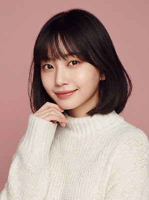 JPG 편집이미지 여자 분홍색 포즈 백그라운드 표정 미소 화장 머리 촬영 단발머리 편안함 스웨터 피부 턱 의료성형뷰티 스타일 편집실사 AI인물포토 AI콘텐츠 헤어스타일 컬러 상의 사람 신체부위 뷰티 감각 CG 파일형식 AI포토