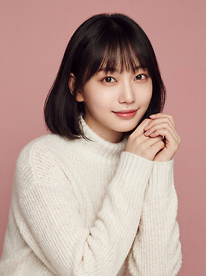 JPG 편집이미지 손 여자 분홍색 포즈 백그라운드 따뜻함 대화 미소 앞모습 카메라 표현 스웨터 의료성형뷰티 편집실사 AI인물포토 AI콘텐츠 뷰포인트 컬러 상의 표정 말하기 사람 신체부위 전자제품 CG 파일형식 AI포토