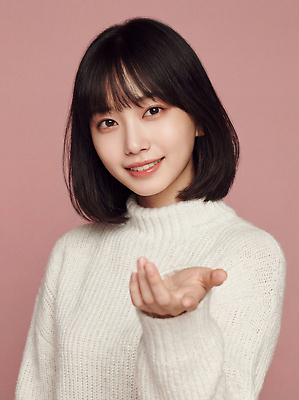 JPG 편집이미지 여자 패션 포즈 백그라운드 표정 미소 사람 촬영 표현 손내밀기 소통 의료성형뷰티 분홍색배경 편집실사 AI인물포토 AI콘텐츠 분홍색 컨셉 손짓 CG 파일형식 AI포토