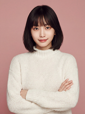 JPG 편집이미지 헤어스타일 여자 패션 분홍색 포즈 백그라운드 표정 미소 웃음 청춘 가슴 연령 스웨터 의료성형뷰티 편집실사 AI인물포토 AI콘텐츠 컬러 컨셉 상의 사람 신체부위 CG 파일형식 AI포토