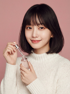 JPG 편집이미지 손 여자 분홍색 백그라운드 표정 웃음 뷰티 화장품 상품 스웨터 피부 피부관리 광택 의료성형뷰티 편집실사 AI인물포토 AI콘텐츠 컬러 상의 사람 신체부위 CG 파일형식 AI포토