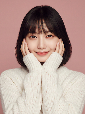 JPG 편집이미지 손 감정 얼굴 분홍색 백그라운드 표정 미소 웃음 소녀 카메라 촬영 스웨터 감싸기 의료성형뷰티 편집실사 AI인물포토 AI콘텐츠 여자 어린이 컬러 상의 모션 신체부위 전자제품 CG 파일형식 AI포토