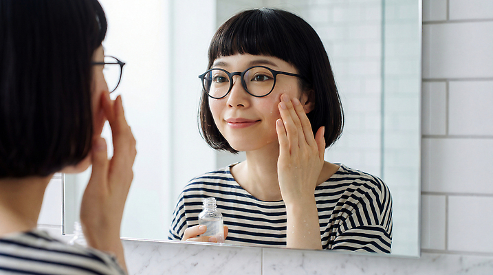 JPG 편집이미지 손 여자 아침 주택 일상 뷰티 거울 욕실 상품 편안함 피부관리 화장대 자기관리 의료성형뷰티 스타일 편집실사 AI인물포토 AI콘텐츠 주간 가구 사람 건물 라이프 신체부위 감각 CG 파일형식 AI포토