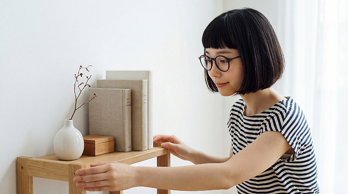 JPG 나무 편집이미지 라이프스타일 여자 화분 가구 선반 밝음 일상 책 학습 인테리어 독서 서재 정리 의료성형뷰티 편집실사 AI인물포토 AI콘텐츠 식물 디자인 교육 생활용품 사람 라이프 생활 CG 파일형식 AI포토