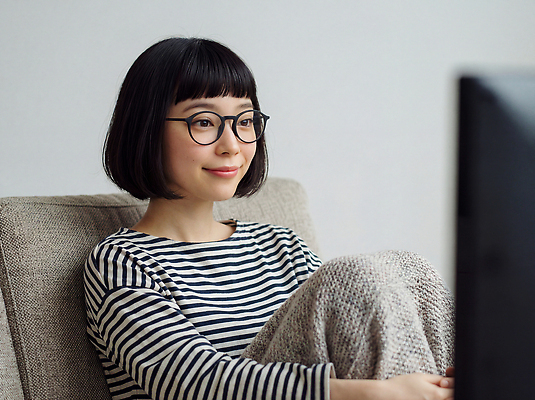 JPG 편집이미지 옷 여자 모션 실내 표정 취미 소파 텔레비전 줄무늬 빈티지 편안함 담요 집중 의료성형뷰티 편집실사 AI인물포토 AI콘텐츠 컨셉 무늬 의자 사람 내부 전자제품 감각 CG 파일형식 AI포토